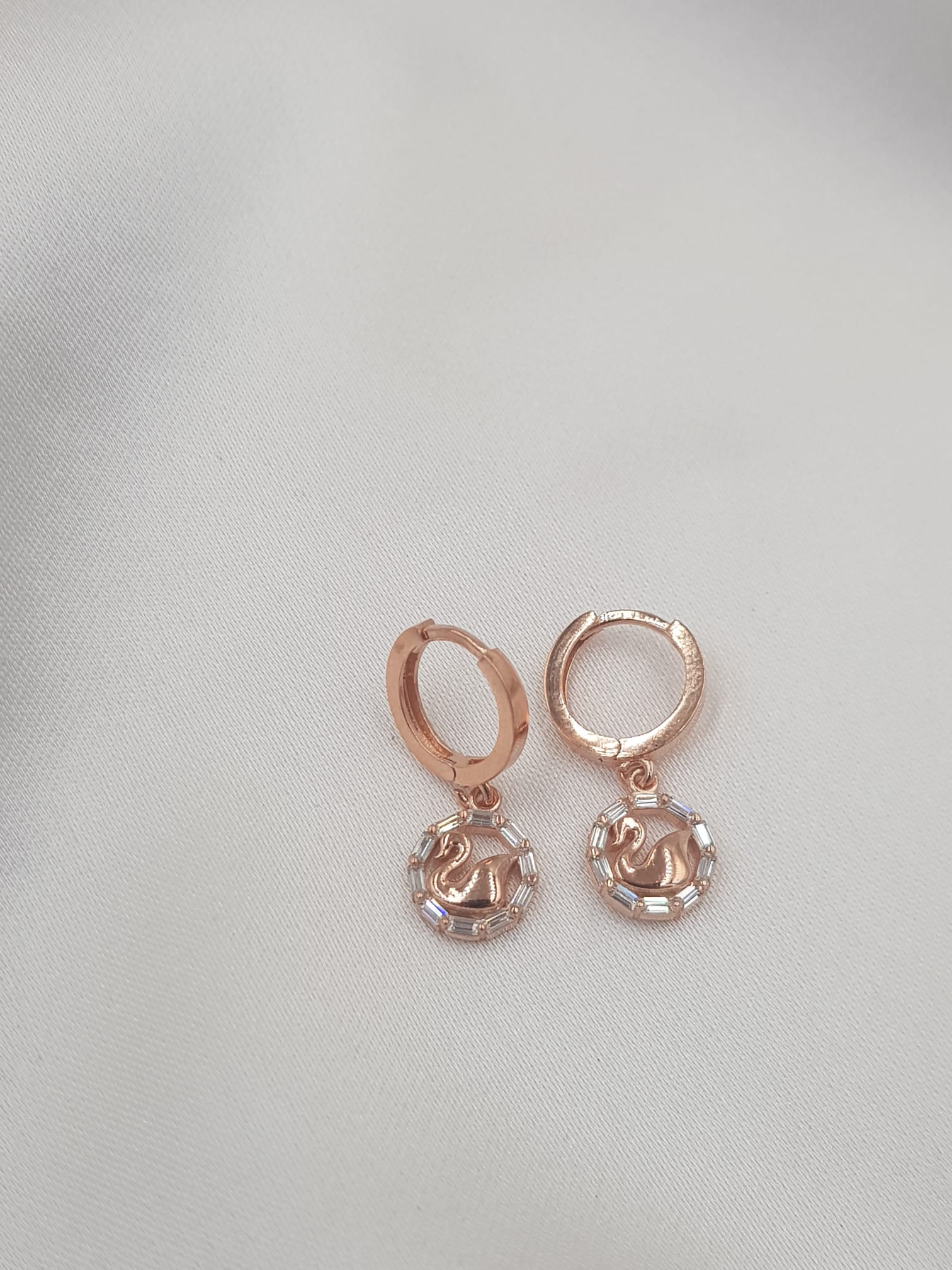 Vog%20Swarovski%20Model%20Baget%20Taşlı%20Ufak%20Boy%20Kuğu%20Tasarım%20Rose%20Renk%20925%20Ayar%20Gümüş%20Küpe