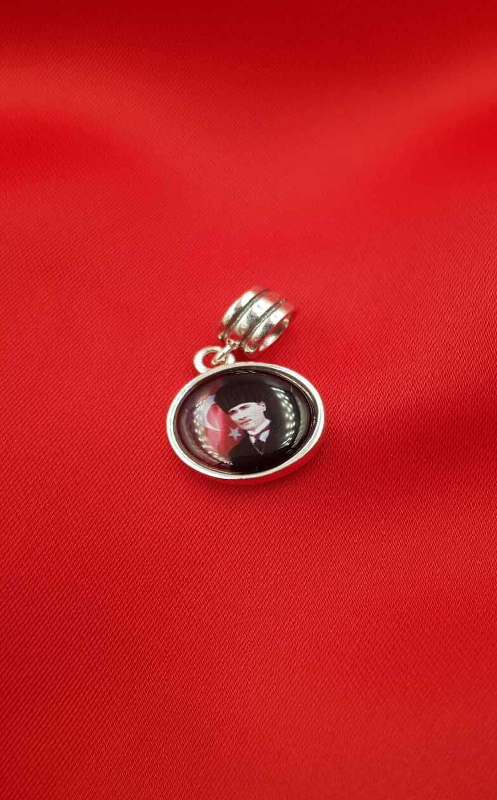 Vog%20Pandora’s%20Charm’s%20Kemal%20Atatürk%20Resimli%20Arkası%20Çiçek%20Taş%20Detaylı%20925%20Ayar%20Gümüş%20Charms