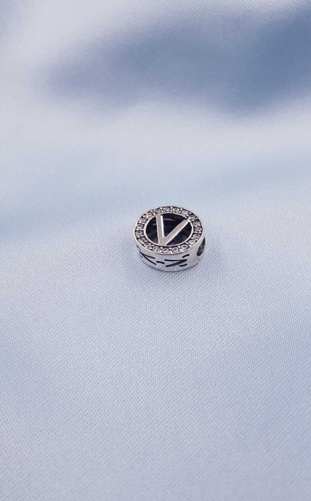 Vog%20Pandora’s%20Charm’s%20(V)%20Harf%20Taş%20Detaylı%20925%20Ayar%20Gümüş%20Charms