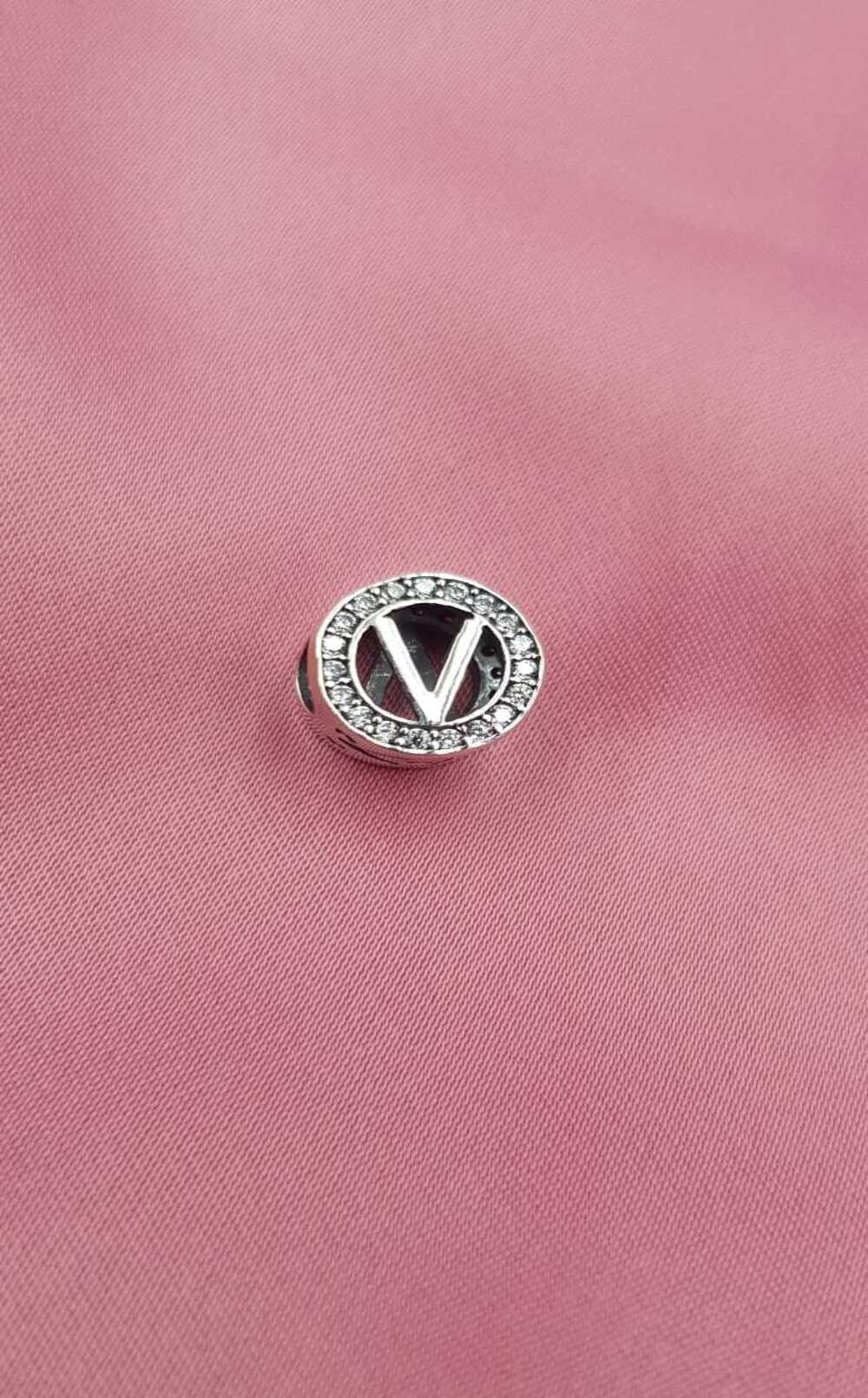 Vog%20Pandora’s%20Charm’s%20(V)%20Harf%20Taş%20Detaylı%20925%20Ayar%20Gümüş%20Charms