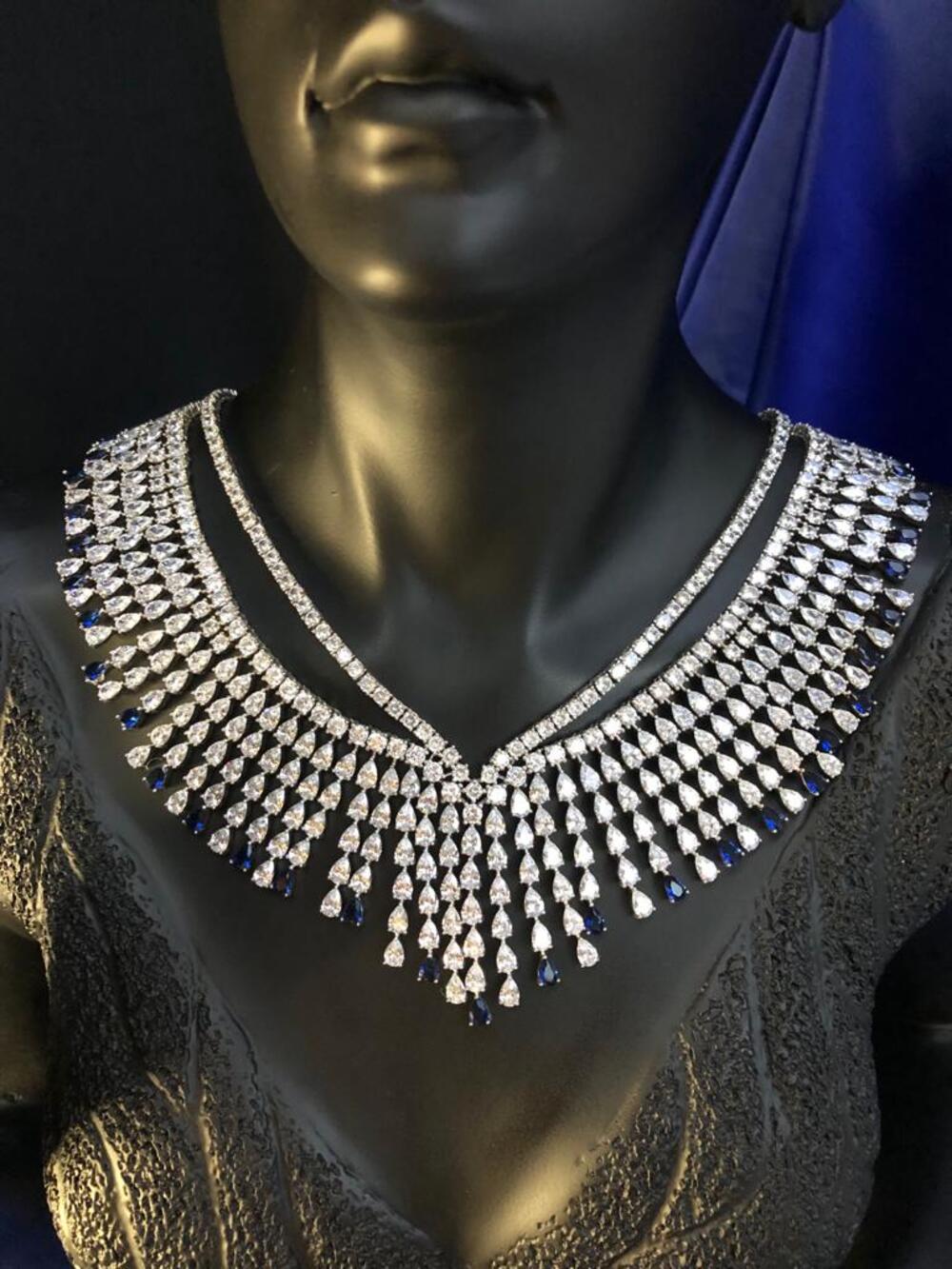 Vog%20Pırlanta%20Tasarım%20Model%20Swarovski%20Damla%20Zirconia%20V%20Safir%20Taşlı%20925%20Ayar%20Gümüş%20Özel%20Gece%20Kolyesi