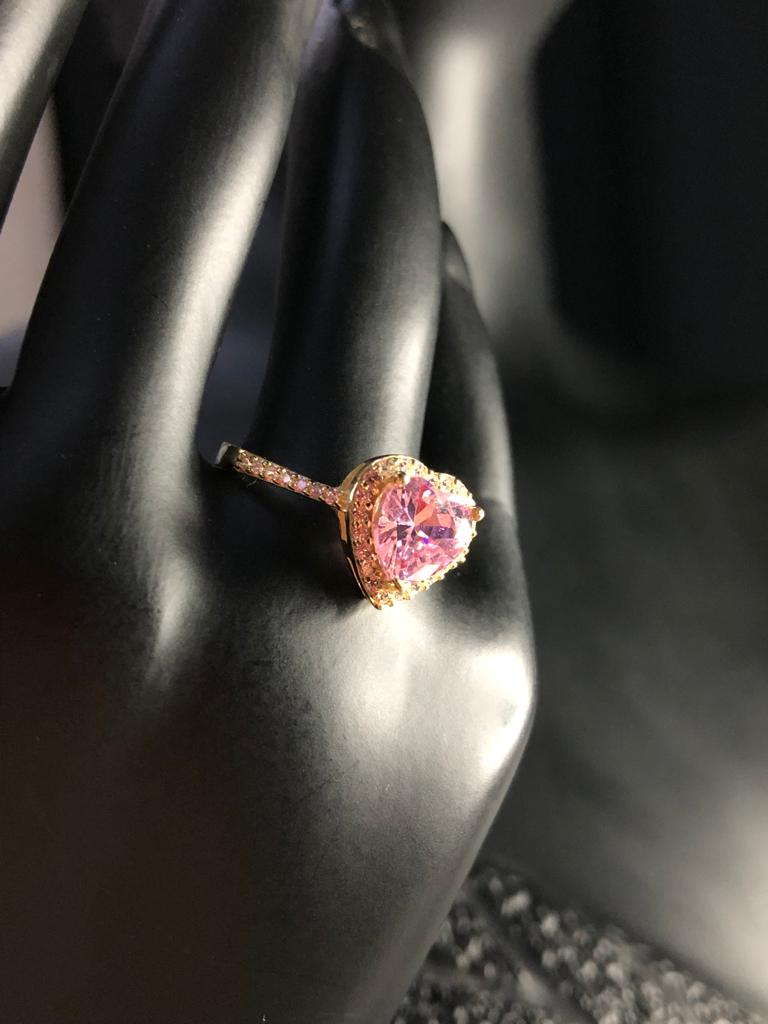 Vog%20Swarovski%20Taşlı%20Pembe%20Renkli%20Kalpli%20925%20Ayar%20Gümüş%20Sevgiliye,Anneye,Arkadaşa%20Hediye%20Yüzük